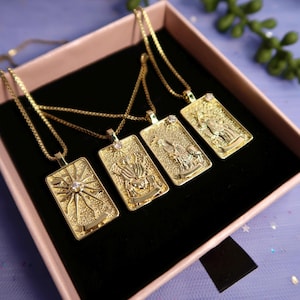 Collier carte de tarot, breloque en or 18 carats, les amoureux, le soleil, l'impératrice, force, tarot du cavalier, collier délicat de tous les jours
