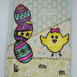 Tarjeta de Pascua con pollitos amarillos y huevos de colores hecha a mano con purpurina