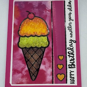 Cartão de feliz aniversário feito à mão com glitter em casquinha de sorvete