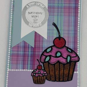 Cupcakes para festa de aniversário com cartão glitter feito à mão