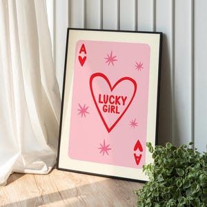 Stampa artistica Lucky Girl / Arte murale ispirata alle carte da gioco / Design a forma di cuore rosa e rosso / Arredamento retrò per la casa / Regalo per lei / Poster estetico moderno