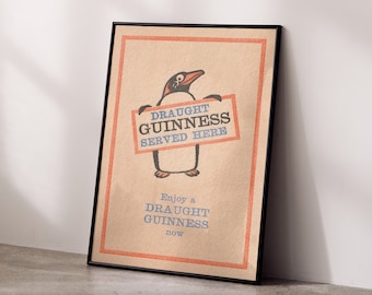 Puede incluir: Un póster de estilo vintage con un pingüino de dibujos animados sosteniendo un cartel que dice "Draught Guinness Served Here". El póster tiene un fondo beige con un borde rojo y el texto "Enjoy a Draught Guinness now" en la parte inferior.