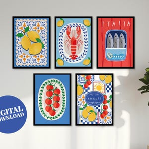 Può includere: Una collezione di cinque stampe artistiche incorniciate con illustrazioni a tema italiano. Le stampe presentano immagini di limoni, un'aragosta, sardine, pomodori e un disegno con la parola "Amalfi". Le stampe sono in cornici nere e sono esposte su un muro bianco.