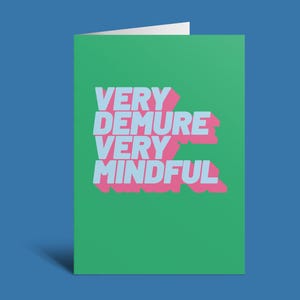 Carte de voeux Very Demure Very Mindful Girl - Carte de haute qualité - Cadeau parfait pour les petites filles réfléchies