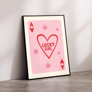 Lucky Girl-print | Op speelkaarten geïnspireerde muurkunst | Roze en rood hartontwerp | Retro woondecoratie | Moderne esthetische poster DIGITALE DOWNLOAD
