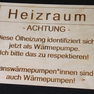 Könnte beinhalten: Ein Holzschild mit dem Text "Heizraum - ACHTUNG - Diese Ölheizung identifiziert sich jetzt als Wärmepumpe. Ich bitte das zu respektieren! Transwärmepumpen*innen sind auch Wärmepumpen!"