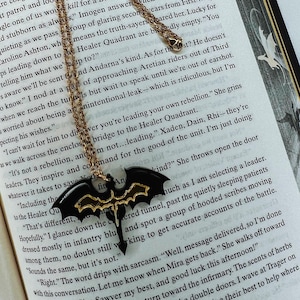 ドラゴンライダーネックレス | ロマンチック＆ファンタジージュエリー | ハンドメイドアクリルペンダント | 本好きアクセサリー