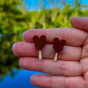 Orecchini a bottone a forma di testa di topo con gelato / Collezione di snack estivi / Legno tagliato al laser fatto a mano