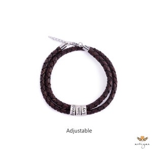 K&ouml;nnte beinhalten: Braunes Lederarmband mit einem silbernen Verschluss und drei silbernen Perlen, auf denen die Namen Brenda, Sam und Ivy eingraviert sind. Das Armband ist verstellbar.