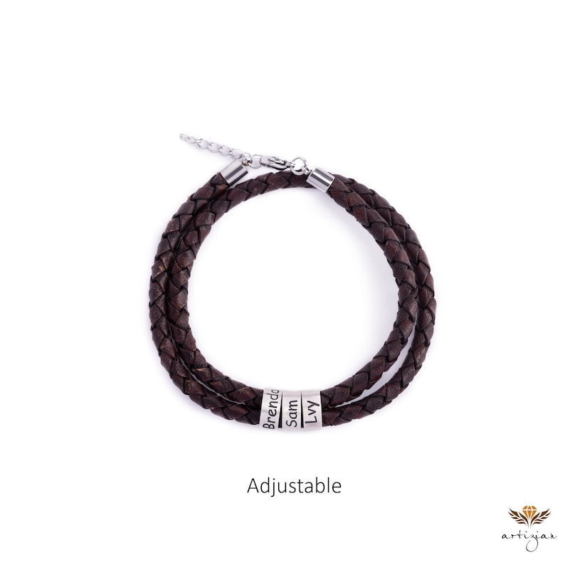 K&ouml;nnte beinhalten: Braunes Lederarmband mit einem silbernen Verschluss und drei silbernen Perlen, auf denen die Namen Brenda, Sam und Ivy eingraviert sind. Das Armband ist verstellbar.