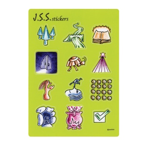 Könnte beinhalten: Ein Blatt grünes Papier mit 12 bunten Aufklebern mit verschiedenen Illustrationen. Die Aufkleber zeigen einen Wald, eine Brücke, ein Buch, eine Tür, eine Schildkröte, einen Stern, eine Sonne, ein Monster, eine Welle, einen Kessel, eine Höhle und ein Häkchen. Das Blatt ist mit "J.S.S. stickers" beschriftet.