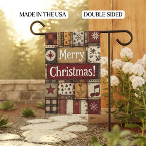 Peut inclure: Drapeau de jardin de Noël recto-verso avec un motif patchwork. Le drapeau présente le texte "Merry Christmas!" en rouge et blanc, ainsi que diverses images sur le thème des fêtes. Le drapeau est affiché sur un support en métal noir.