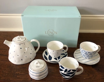 Lenox Blue Bay 9-teiliges Teeset, neu im Karton, Weiß und Blau, Teekanne, Milchkännchen, Zucker, 2 Tassen und Untertassen