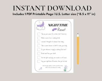 以下が含まれることがあります： U.S.レターサイズ（21.6 x 27.9 cm）の用紙に印刷された「Nighttime Reset」チェックリスト。チェックリストには、片付け、お茶を飲む、日記をつける、スキンケアなどのタスクが含まれています。デザインは紫色の月と雲のグラフィックで、黄色の鉛筆が付いています。