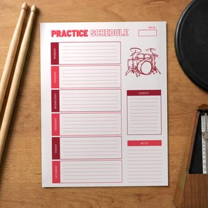 Op de afbeelding: Een oefenplanner van wit papier met rode tekst en lijnen. De koptekst luidt PRACTICE SCHEDULE en bevat een vak voor de week. Het bevat een illustratie van een drumstel en secties voor maandag tot en met zondag, plus een notitiesectie.