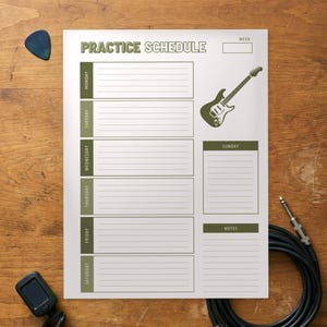 Puede incluir: Una hoja de horario de práctica blanca con detalles en verde oliva, que presenta el texto PRACTICE SCHEDULE, una ilustración de guitarra y secciones con líneas de lunes a domingo, además de una sección de notas, junto a una púa y un cable.