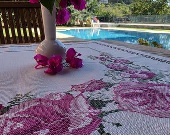 Mantel de rosas rosas bordado a mano, lino Cottagecore con punto de cruz
