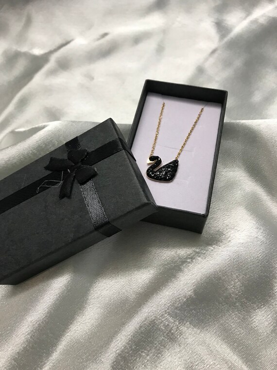 Black swan 2024 pendant chain