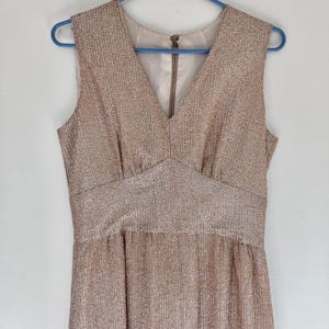 Abito lungo senza maniche in oro metallizzato con scollo a V vintage