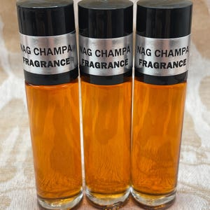 Pu&ograve; includere: Tre bottiglie di vetro ambrato con tappi neri ed etichette argentate che recitano "Nag Champa Fragrance".