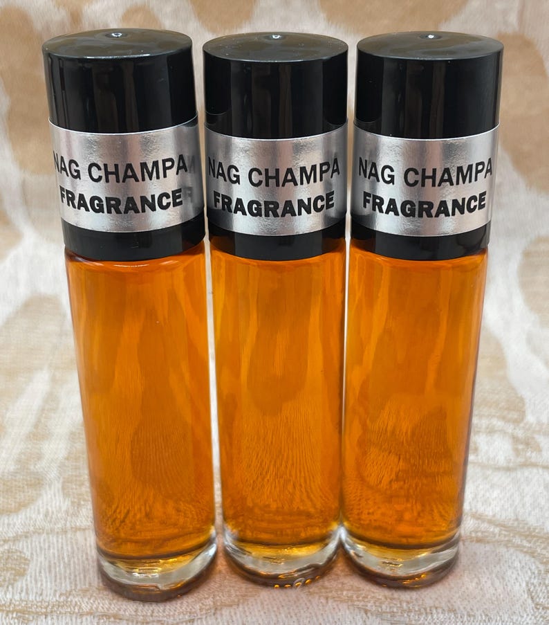 Pu&ograve; includere: Tre bottiglie di vetro ambrato con tappi neri ed etichette argentate che recitano "Nag Champa Fragrance".