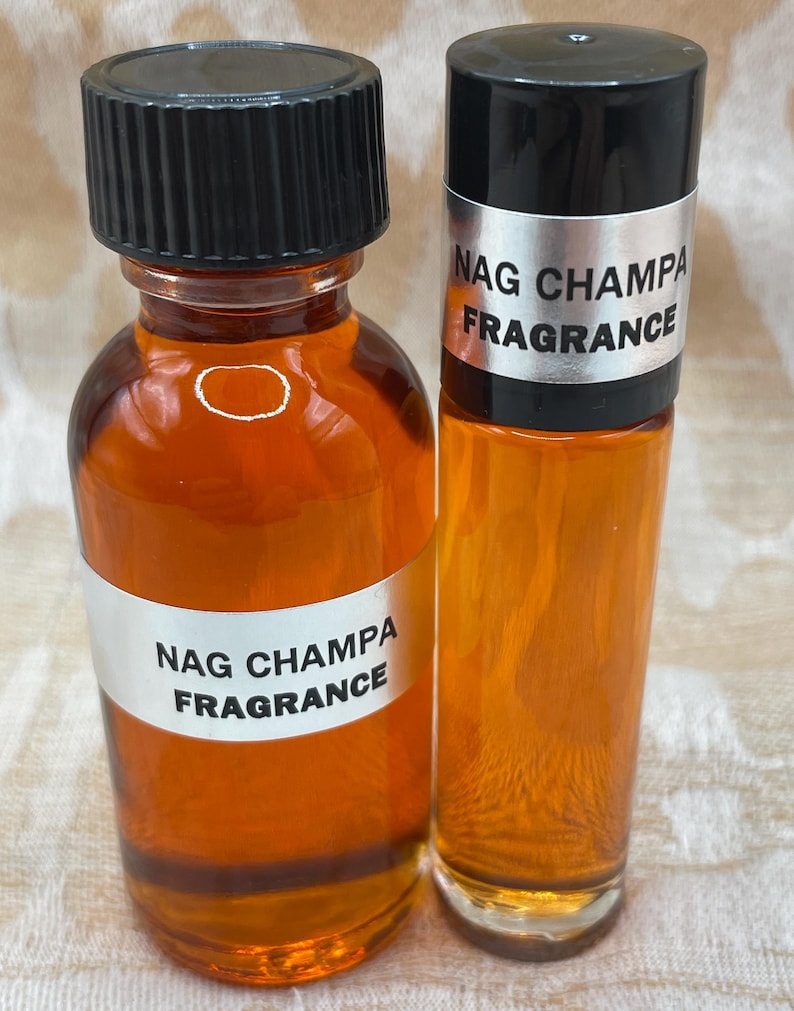Pu&ograve; includere: Due bottiglie di vetro ambrato con tappi neri ed etichette argentate che recitano "Nag Champa Fragrance".