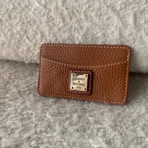 Dooney and Bourke Kreditkartenetui aus Kieselstein | Visitenkartenhalter | Amerikanisches Leder | Karamell