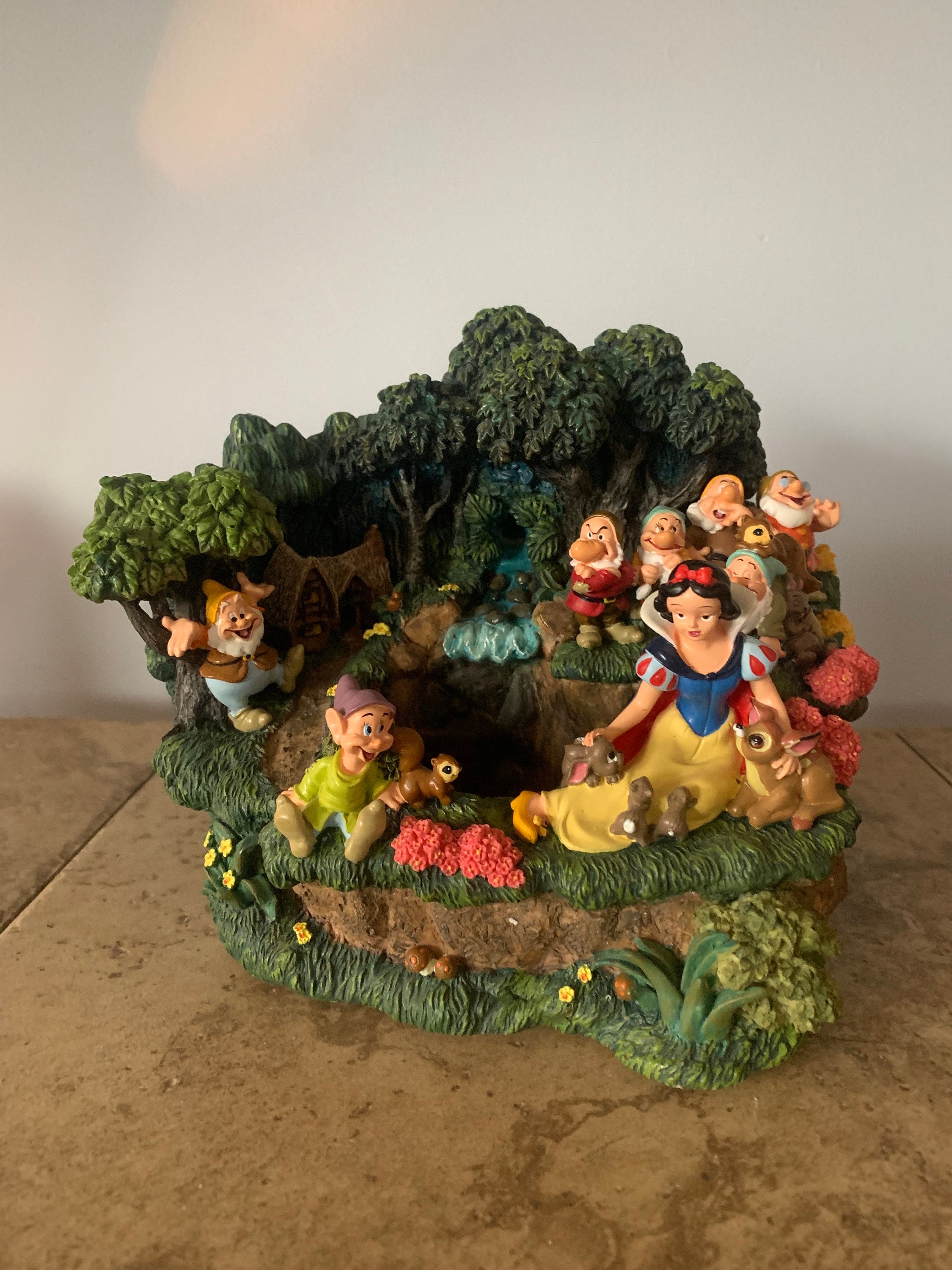 Fuente de agua de Blancanieves y los siete enanitos de Disney / Fuente de  Blancanieves - Etsy México, image size:2250x3000