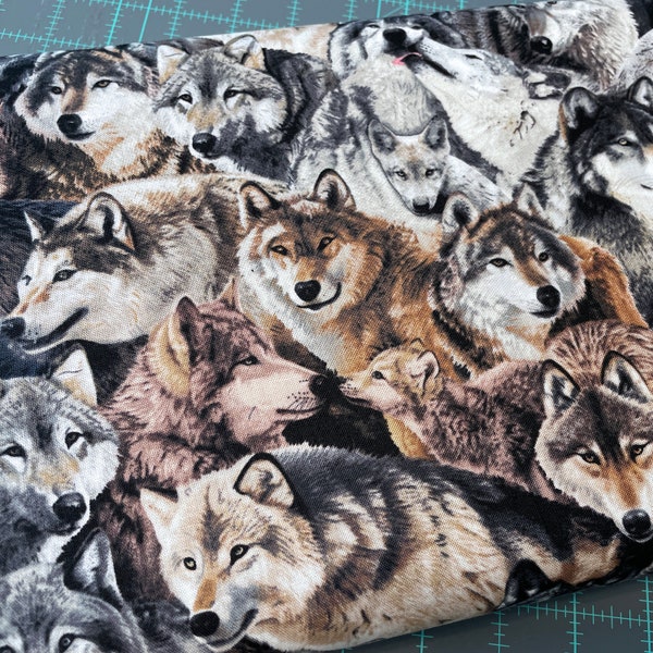 Wolf fabric - Elizabeth's Studio - Canis Lupus 9704 Multi Packed Wolf - 100% Cotton Fabric