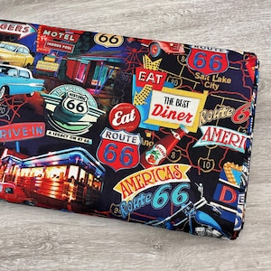Tissu Route 66 - Multicolore Night Life - 100 % coton - Kanvas Studios for Benartex - Road Trip Driving Car Travel US MAP Main Street USA Icons
