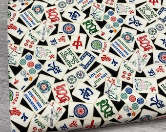 Peut inclure: Un tissu avec un motif répété de tuiles de Mahjong blanc cassé sur un fond noir. Les tuiles présentent divers symboles, chiffres et caractères chinois en rouge, vert, bleu et noir. Le tissu est plié, montrant la répétition du motif.