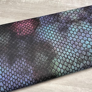 Tela de escamas de dragón - Tesoros atemporales - 100 % algodón - Colección Dragon's Lair - Material con temática de dragón - Piel de dinosaurio - CD2443 Noche