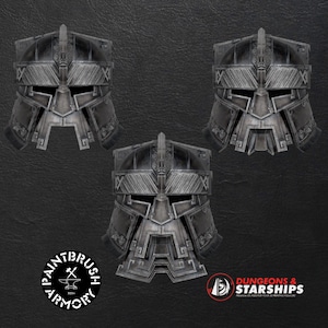 Peut inclure: Trois casques gris de style nain avec des traits faciaux détaillés et des designs angulaires. Les casques sont disposés sur un fond sombre, avec les logos "Paintbrush Armory" et "Dungeons & Starships" visibles.
