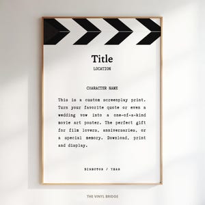 Puede incluir: Diseño de claqueta en blanco y negro con el texto "Título", "Ubicación", "Nombre del personaje", "Director / Año" y "The Vinyl Bridge". El texto dice: "Esta es una impresión de guion personalizada. Convierte tu cita favorita o incluso un voto de boda en un póster de arte de película único. El regalo perfecto para los amantes del cine, aniversarios o un recuerdo especial. Descarga, imprime y exhibe."
