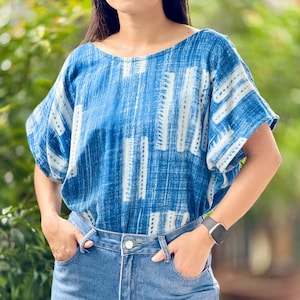 Loose-fitting short-sleeve blouse with a boat neckline, made from printed double gauze cotton