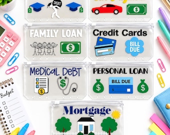 Puede incluir: Siete sobres de plástico transparente con cremallera para carpetas de presupuesto, cada uno etiquetado con categorías financieras como Student Loan, Car Payment, Family Loan, Credit Cards, Medical Debt, Personal Loan y Mortgage, con iconos gráficos coloridos.