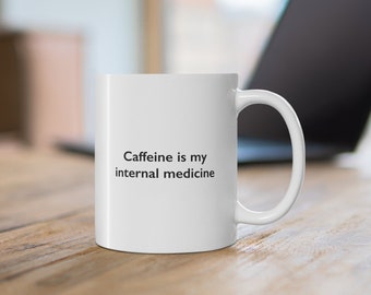 Kubek na leki wewnętrzne – Kofeina to moje lekarstwo wewnętrzne – Kubek 11 uncji (BIAŁY/CZARNY) – Lekarz/Student/Asystent lekarza/Pielęgniarka/Opieka zdrowotna