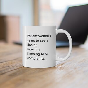 Mok huisartsgeneeskunde -- Gewachte patiënt/nu 5+ klachten -- Mok 11 oz (WIT/ZWART) -- Dokter/student/PA/verpleegkundige/gezondheidszorg