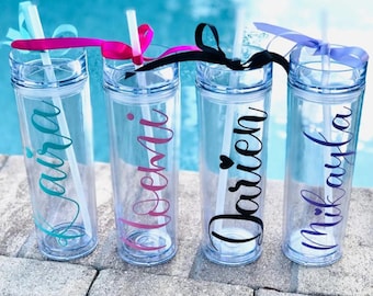 Personalisierter 473-ml-Acrylbecher mit Strohhalm – schlanker Becher, Geschenkidee für sie, Geschenk für Brautjungfern, hübscher wiederverwendbarer Becher, Geburtstagsgeschenk