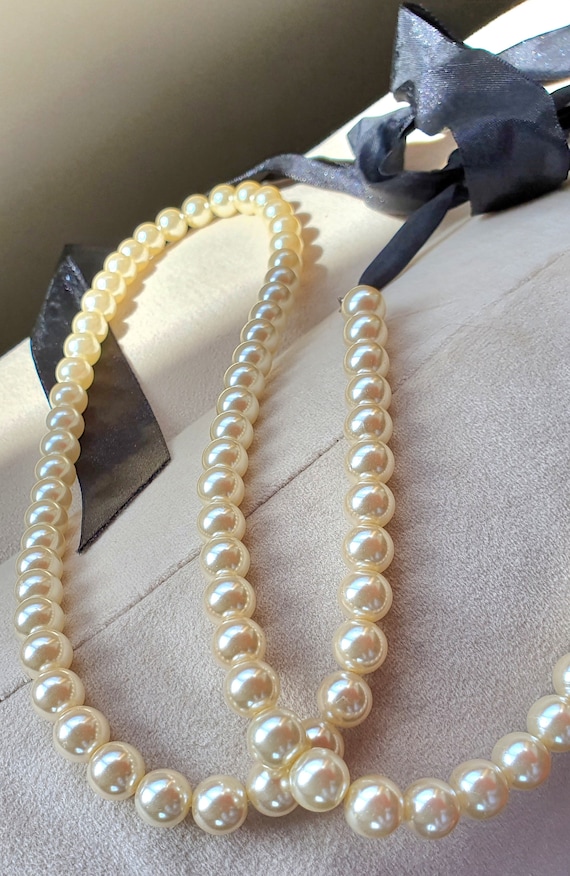 Pearl necklace with ribbon tie deals