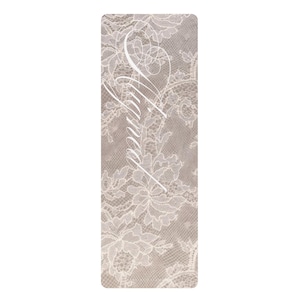 I V O R Y-matta | Yogamatta i gummi med spetsmönster | Blommigt spetsmönster, neutrala toner