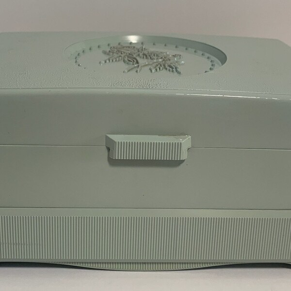 Vintage Jewelry Box - Good vintage condition