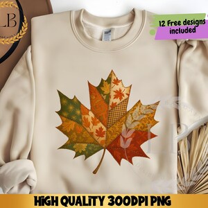 Può includere: Felpa color crema con un grande design a forma di foglia d'acero colorata. La foglia è composta da vari motivi a tema autunnale nelle tonalità dell'arancione, del verde e del giallo. Il testo "12 Free designs included" è visibile. L'immagine include anche il testo "HIGH QUALITY 300DPI PNG".