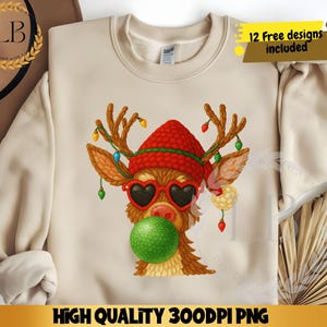 Op de afbeelding: Beige sweatshirt met een rendierontwerp. Het rendier draagt een rode muts, hartvormige zonnebril en een groene bubble. Het gewei is versierd met kerstverlichting. Tekst: "12 Free designs included" en "HIGH QUALITY 300DPI PNG".