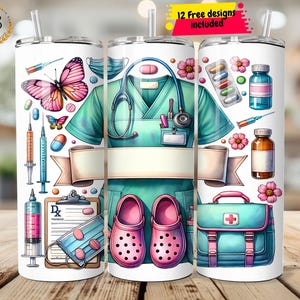 K&ouml;nnte beinhalten: Drei Edelstahlbecher mit wei&szlig;em Hintergrund und bunten Designs. Der mittlere Becher zeigt ein blaues und gr&uuml;nes Scrubs-Oberteil mit einem Stethoskop, einem Namensschild und einer Tasche. Der linke Becher hat einen Schmetterling, Spritzen und Pillen. Der rechte Becher hat eine Erste-Hilfe-Tasche, Pillen und eine Flasche Medizin.