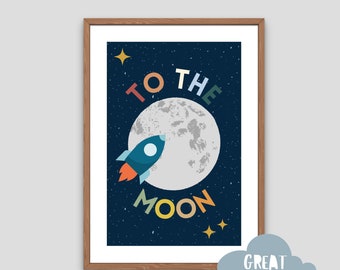Puede incluir: Una impresión enmarcada con un fondo azul y una luna blanca con un cohete que vuela hacia ella. El texto "TO THE MOON" está escrito en letras de colores.
