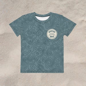Kinder T-Shirt Natur Abenteuer erwartet Abenteuer Bekleidung für Outdoors Wandern Kinder Tshirt Camping Geschenk Berg Höhe Print Konturkarte