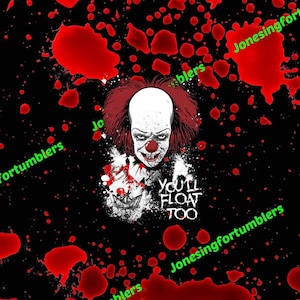 Könnte beinhalten: Ein schwarzer Hintergrund mit roten Blutspritzer. Ein weißer und roter Clown mit einem bedrohlichen Lächeln befindet sich in der Mitte des Bildes. Der Clown hält einen roten Ballon und der Text "You'll Float Too" befindet sich unter dem Clown.