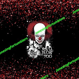 Könnte beinhalten: Ein schwarzer Hintergrund mit rotem Glitzer. Eine Schwarzweißillustration eines Clowns mit roten Haaren und einer roten Nase. Der Clown lächelt mit scharfen Zähnen. Der Text "You'll Float Too" befindet sich unter dem Clown.