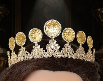 Arura sieben Münzen in Gold und Kristallkronen